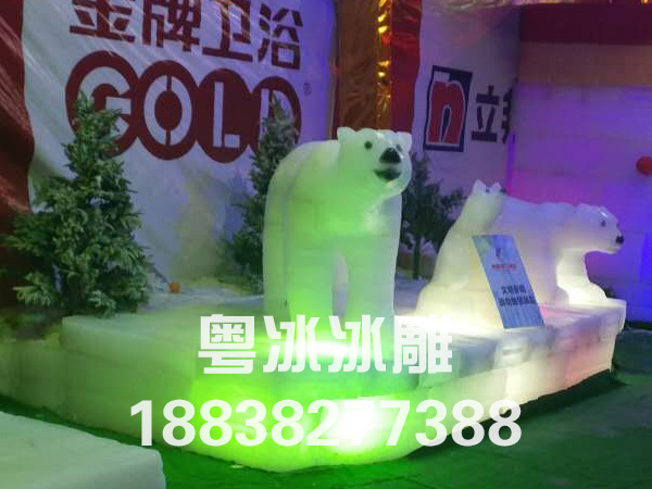 展示冰雕北极熊